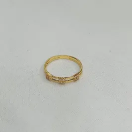 ANEL COM DOIS FILETES LISOS COM ALGUMAS ZIRCÔNIAS ESPALHADAS