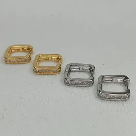 BRINCO ARGOLA QUADRADA CRAVEJADA