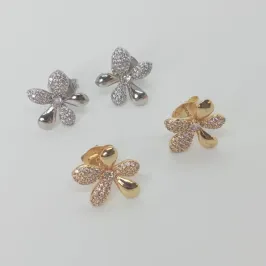 BRINCO FLOR CRAVEJADO