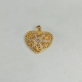 PINGENTE CORAÇÃO VAZADO COM ZIRCÔNIAS 25MM