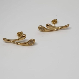 BRINCO DUAS VIRGULA LONGA PONTA CRAVEJADA