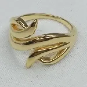 ANEL COM ENTRELACE E PONTA LISA