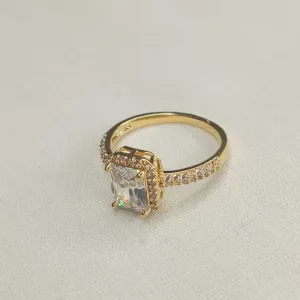 ANEL COM PEDRA QUADRADA AU