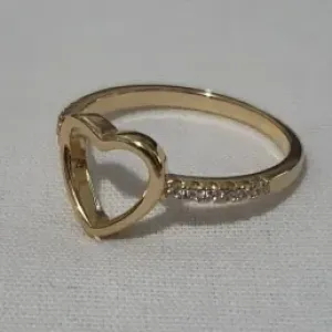 ANEL CORACAO VAZADO LATERAL CRAVEJADA