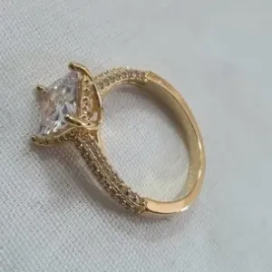  ANEL SOLITARIO QUADRADO LATERAL CRAVEJADA