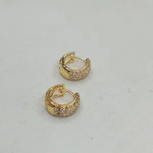 BRINCO ARGOLA CLIQUE MEIO VAZADA E CRAVEJADA