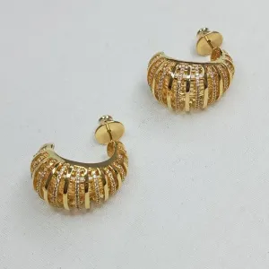 BRINCO MEIA ARGOLA DETALHADO CRAVEJADO