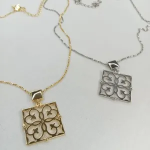 GARGANTILHA QUADRADA VAZADA