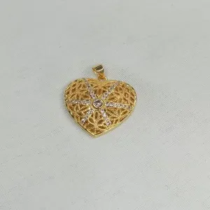 PINGENTE CORAÇÃO VAZADO COM ZIRCÔNIAS 25MM