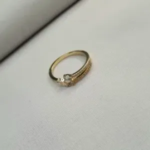 TRES ZIRCONIA GOTA LATERAL CRAVEJADA