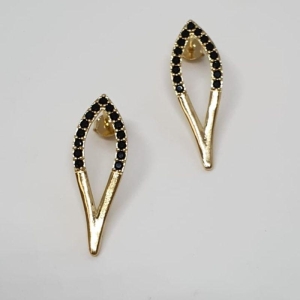 BRINCO GOTA CRAVEJADO EM CIMA ZIRCONIA NEGRA