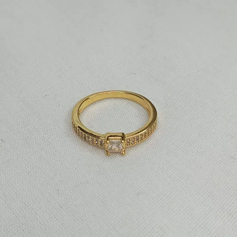 ANEL COM 2 FILEIRAS DE ZIRCÔNIAS E ZIRC MAIOR QUADRADA