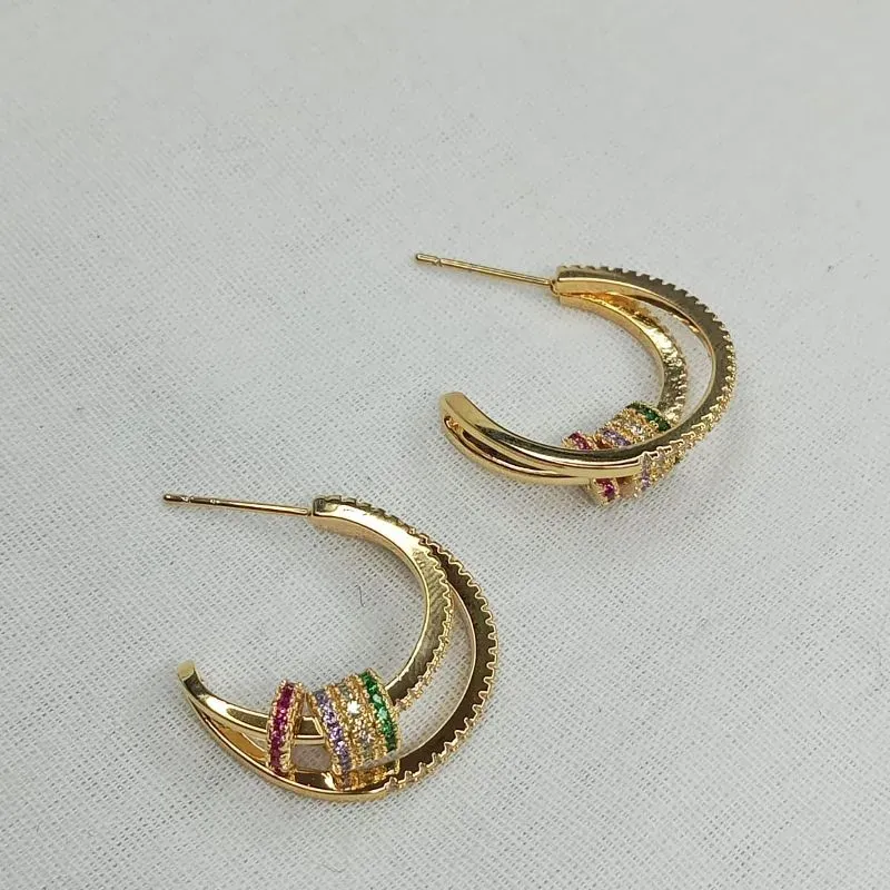 BRINCO DUAS ARGOLAS COM ZIRCONIAS COLORIDAS