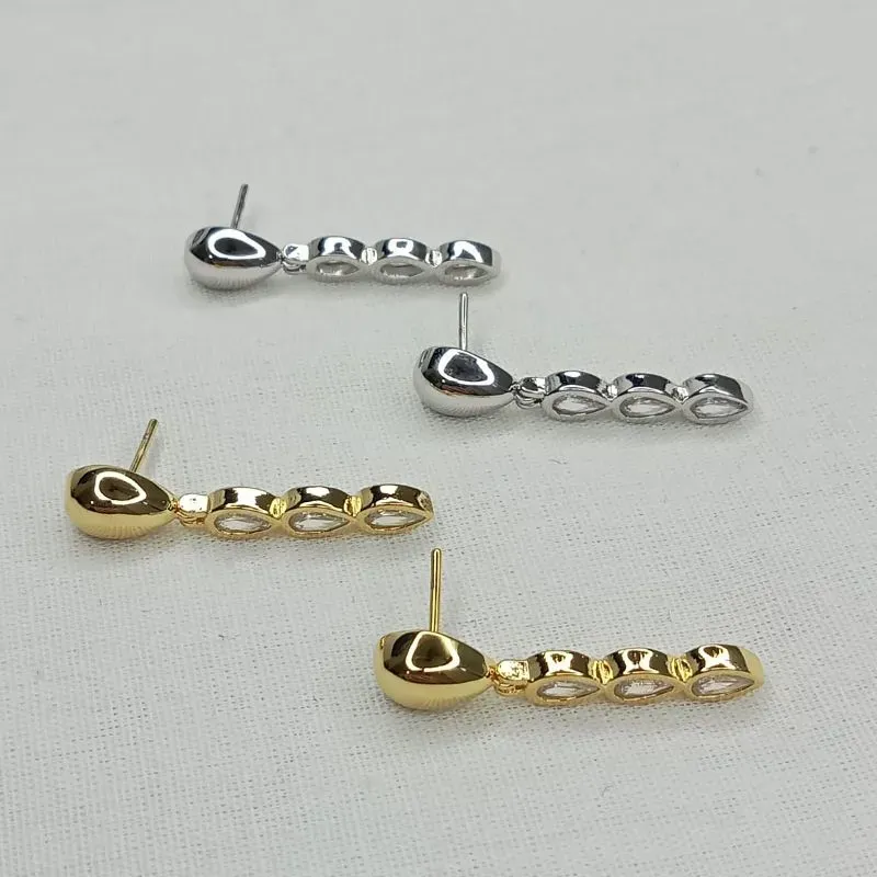 BRINCO GOTA PEQUENA LISA C/ TRÊS ZIRCONIAS GOTA