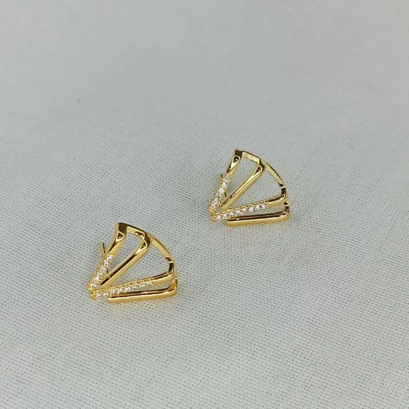 BRINCO TRIANGULO VAZADO 1/2 LISO 1/2 CRAVEJADO