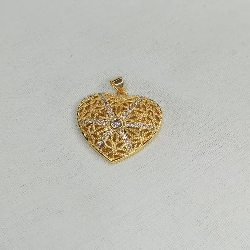PINGENTE CORAÇÃO VAZADO COM ZIRCÔNIAS 25MM