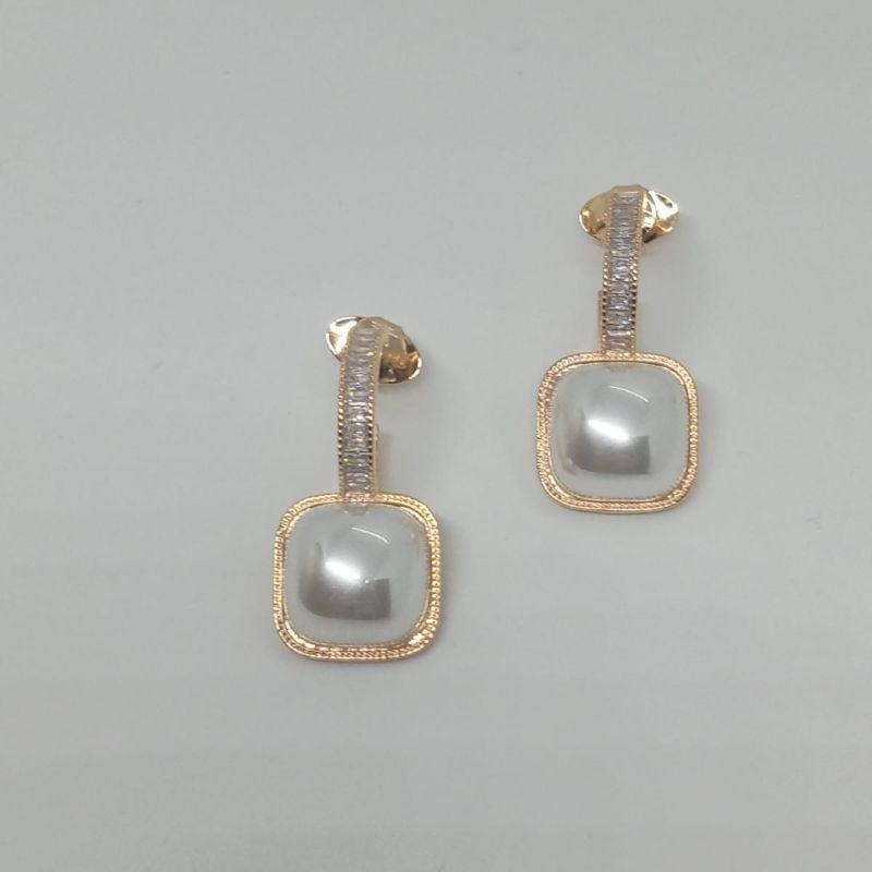 BRINCO 1/2 ARGOLA CRAVEJADO C/ MADRE PEROLA