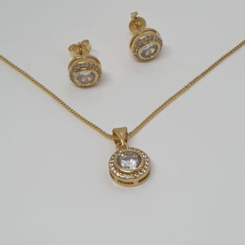 CONJUNTO REDONDO ZIRCONIA NO CENTRO CRAVEJADO AO REDOR