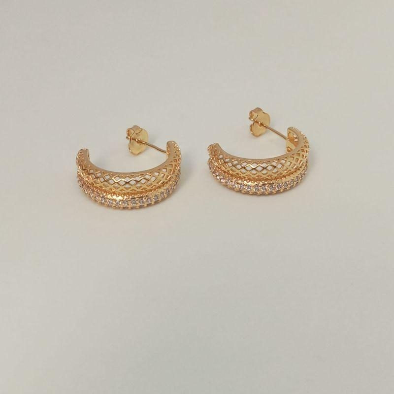 BRINCO ARGOLA MEIO REDE VAZADO MEIO CRAVEJADO