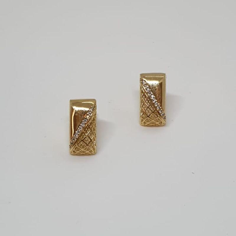 BRINCO RETANGULAR  1/2 LISO 1/2 REDE DETALHE EM ZIRCONIA