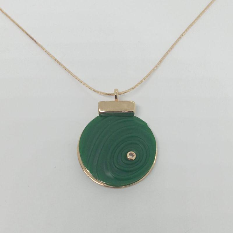 GARGANTILHA REDONDO C/ DETALHE DOURADO RESINA VERDE
