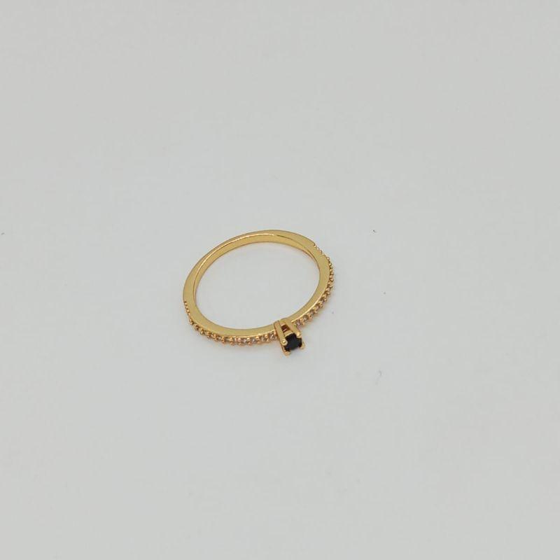 ANEL  SOLITARIO ZIRCONI PRETA CRAVEJADO LATERAL