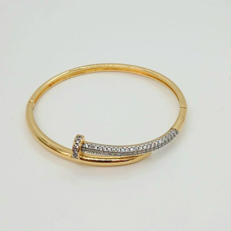 BRACELETE PREGO LISO C/ MATADE DA PARTE SUPERIOR CRAVEJADA