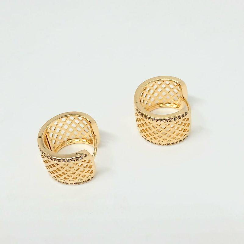 BRINCO ARGOLA LARGA VAZADA CRAVEJADO LATERAL