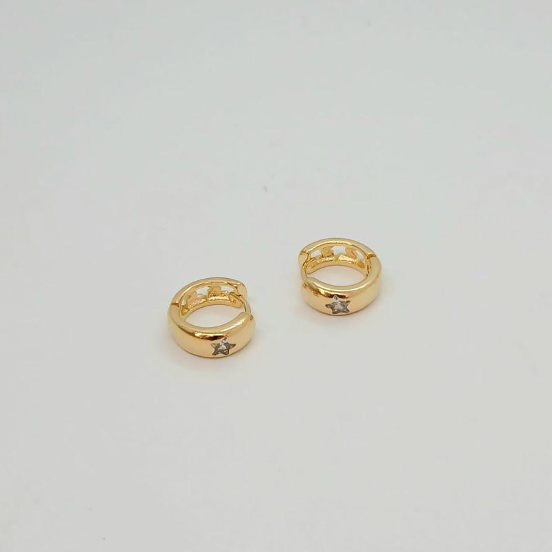 BRINCO ARGOLA LISA C/ 1 ZIRCONIA ESTRELA NO MEIO